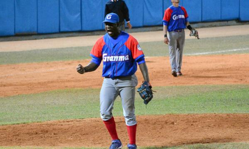 Noelvis Entenza, lanzador de refuerzo de los Alazanes de Granma, manifestó en esta ciudad que se siente el hombre más feliz del mundo, por conquistar con ese equipo el título de una Serie Nacional de Béisbol (SNB) por primera vez en la historia.  ACN FOTO/Osvaldo GUTIÉRREZ GÓMEZ 