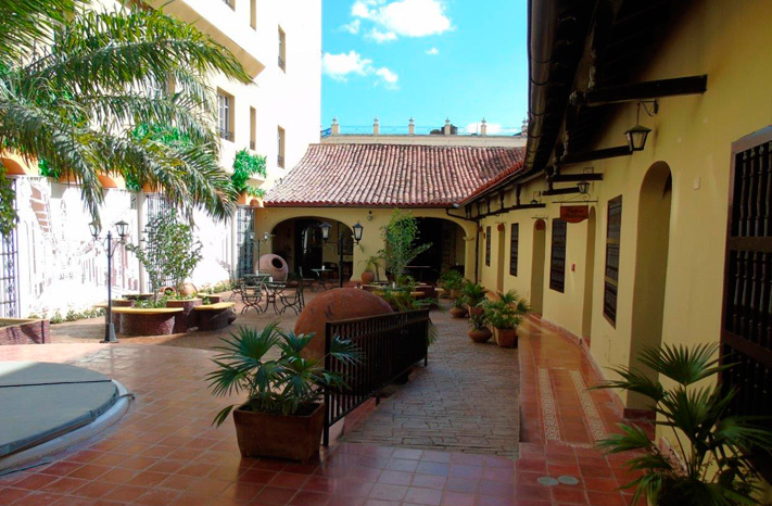 cour intérieure  hôtel Colonial à Camagüey 