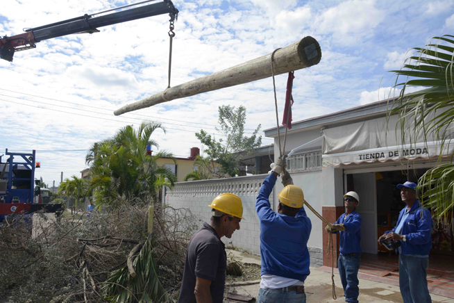 Trabajadores laboran para la recuperación de los desastres ocacionados por el tornado