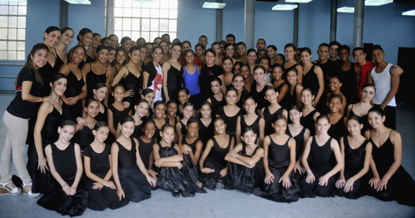 Misty Copeland (C, leotar azul), primera bailarina del "American Ballet Theatre",  de los Estados Unidos de América, posa con integrantes de la Compañía de Ballet  Lizt Alfonso, realizado en la sede de la compañía, en La Habana, Cuba, el 17 de noviembre de 2016  ACN FOTO/Oriol de la Cruz ATENCIO