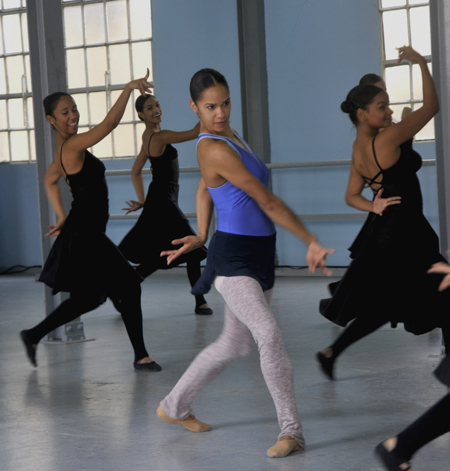 Misty Copeland (C), primera bailarina del "American Ballet Theatre", de los Estados Unidos de América, comparte una clase con integrantes del Ballet  Lizt Alfonso, en la sede de la compañía, en La Habana, Cuba, el 17 de noviembre de 2016  ACN FOTO/Oriol de la Cruz ATENCIO