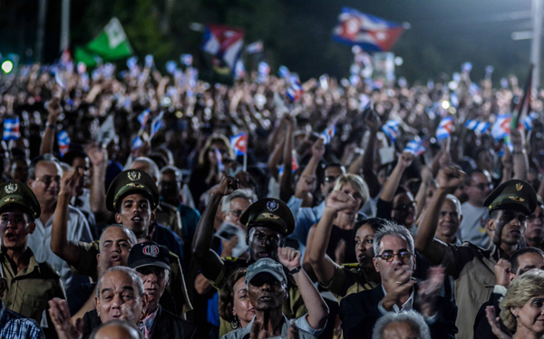 Asistentes al acto político por la desaparición física del Comandante en Jefe Fidel Castro Ruz, en la Plaza de la Revolución, en La Habana, Cuba, el 29 de noviembre de 2016.     ACN FOTO/ Abel PADRÓN PADILLA