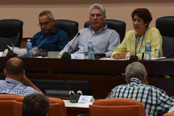 Miguel Díaz-Canel Bermúdez (C), Primer vicepresidente de os Consejos de Estado y de Ministros, asistió a la Comisión de Educación Cultura, Ciencia, Tecnología y Medio Ambiente del Noveno Periodo Ordinario de Sesiones de la Asamblea Nacional del Poder Popular, a su lado Ena Elsa Velázquez Cobiella (D), Ministra de Educación,en el Palacio de las Convenciones, en La Habana, el 10 de junio de 2017. ACN FOTO/Marcelino VAZQUEZ HERNANDEZ 