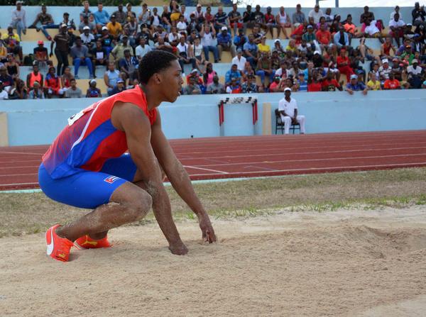 El saltador de longitud cubano Juan Miguel Echevarría, medallista de oro en el Campeonato Mundial de atletismo bajo techo de Birmingham, Gran Bretaña, el pasado año, compite hoy en el mitin atlético de Torun, en Polonia.