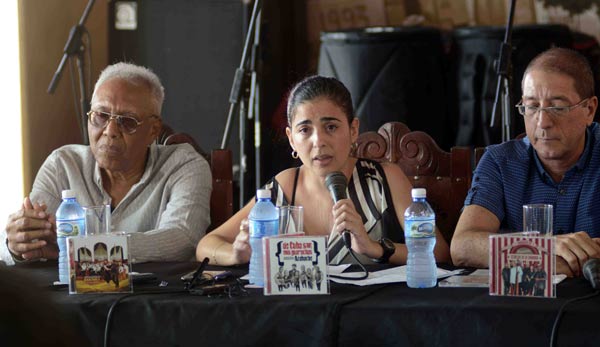 Carol Fernández (C), directora del sello musical Colibrí, presenta tres nuevos discos CDs, como saludo al XV Aniversario de la disquera más joven del país, en conferencia de prensa realizada en el Salón de los Grandes de la Casa de la Trova, en Santiago de Cuba, el 26 de febrero de 2019.         ACN  FOTO/ Miguel RUBIERA JÚSTIZ/ 