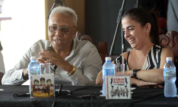 Intervención del compositor Rodulfo Vaillamt (I), durante la conferencia de prensa por el XV Aniversario de la disquera Colibrí, realizada en el Salón de los Grandes de la Casa de la Trova, en Santiago de Cuba, el 26 de febrero de 2019.         ACN  FOTO/ Miguel RUBIERA JÚSTIZ/ 