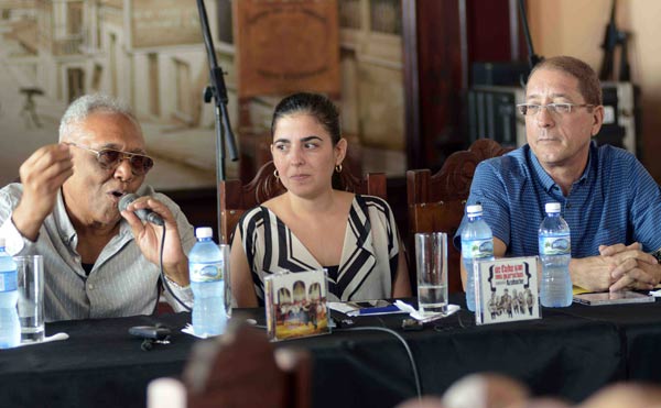 Intervención del compositor Rodulfo Vaillamt (I), durante la conferencia de prensa por el XV Aniversario de la disquera Colibrí, realizada en el Salón de los Grandes de la Casa de la Trova, en Santiago de Cuba, el 26 de febrero de 2019.         ACN  FOTO/ Miguel RUBIERA JÚSTIZ/ 