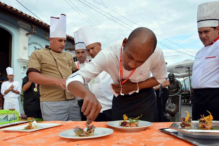 Chefs de cocina y especialistas de la gastronomía presentan platos típicos, durante las actividades paralelas al Primer Seminario Gastronómico Sabe a Camagüey, en la plaza del Carmen, en la ciudad de Camagüey, el 20 de marzo de 2019. 