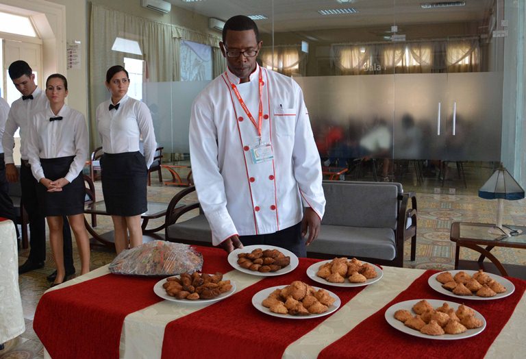 Participantes de diferentes especialidades, durante el 1er.Seminario Nacional de Gastronomiía, celebrado en el Centro Convenciones Santa Cecilia, en Camagüey, Cuba, el 20 de marzo de 2019.