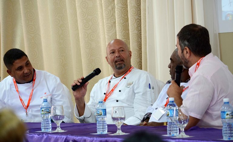 El italiano Luciano Pulcinelli (centro izq.), Chef Ejecutivo Iberostar Gran Trinidad, junto a otros participantes, durante el 1er.Seminario Nacional de Gastronomiía, celebrado en el Centro Convenciones Santa Cecilia, en Camagüey, Cuba, el 20 de marzo de 2019