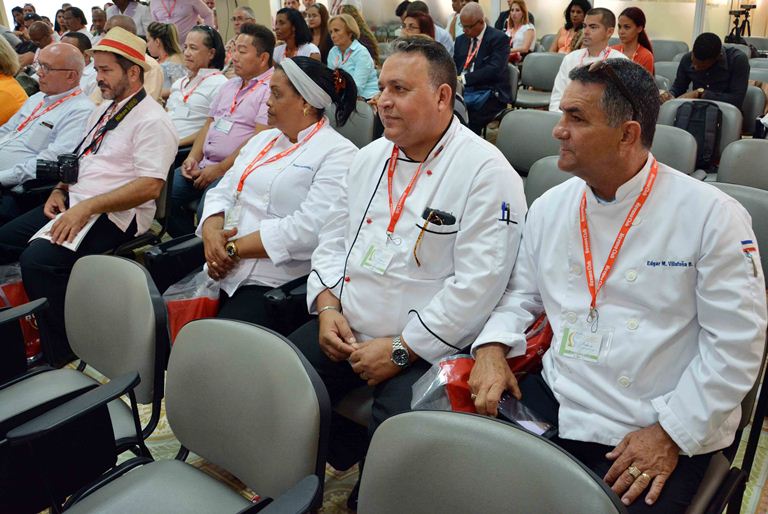 Participantes de diferentes especialidades, durante el 1er.Seminario Nacional de Gastronomiía, celebrado en el Centro Convenciones Santa Cecilia, en Camagüey, Cuba, el 20 de marzo de 2019.  