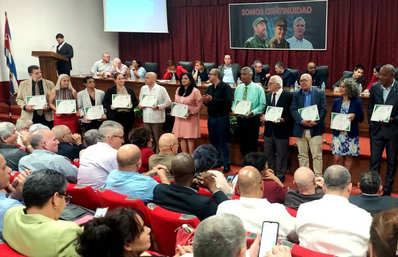 Confieren Premio Anual de Salud a investigadores cubanos